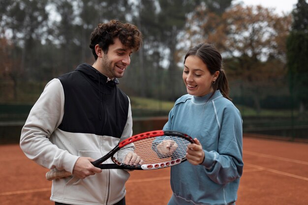 Les gens se préparent pour le match de tennis en hiver