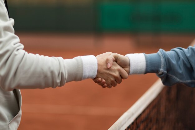 Les gens se préparent pour le match de tennis en hiver