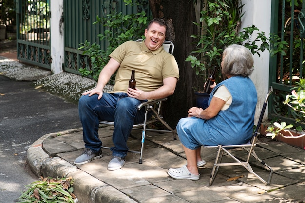 Photo gratuite les gens se rencontrent et discutent dans le quartier