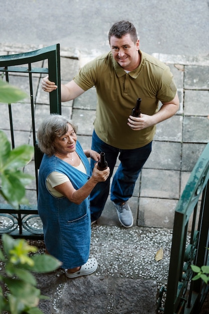 Les gens se rencontrent et discutent dans le quartier