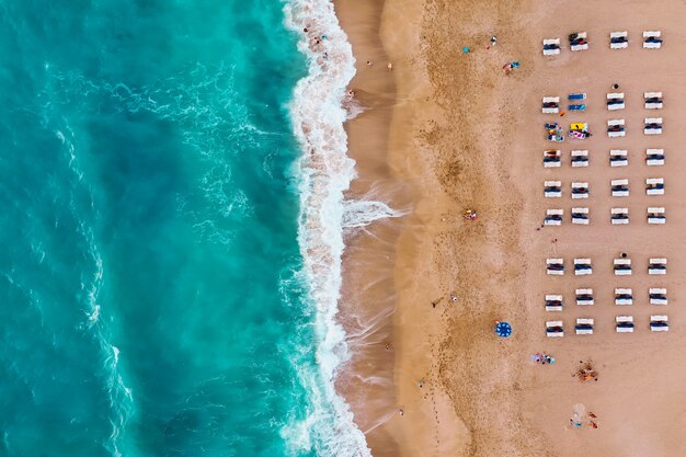 Les gens se reposant sur la plage profitent des vacances d'été