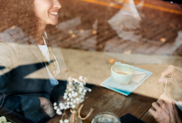 Les gens se retrouvent ensemble au café