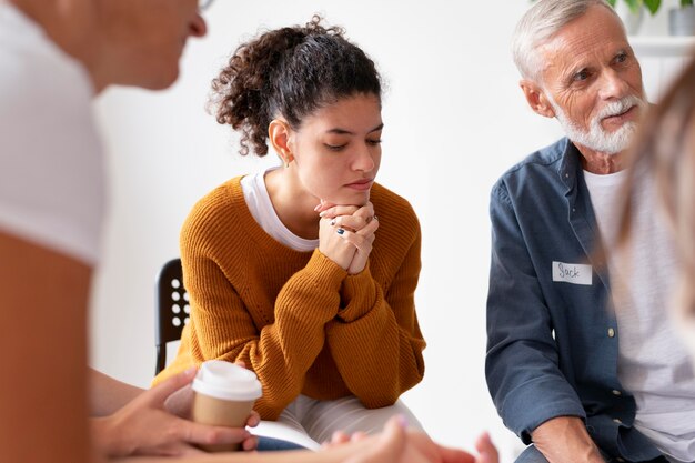 Les gens se réunissent au centre communautaire