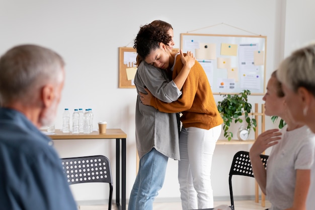 Les gens se réunissent au centre communautaire