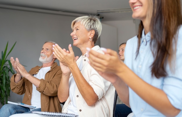 Les gens se réunissent au centre communautaire