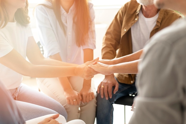 Les gens se réunissent au centre communautaire