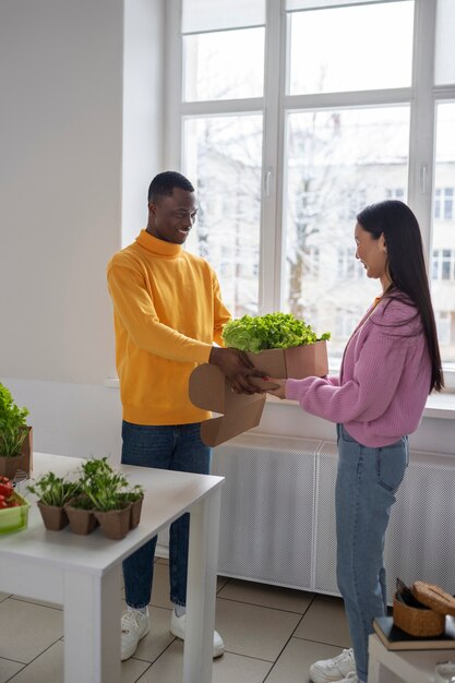 Les gens se réunissent lors d'un événement de troc pour échanger des biens