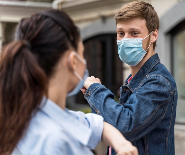 Les gens se saluent d'une nouvelle manière normale avec leur coude