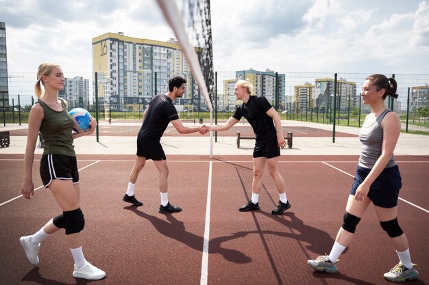 Les gens se serrent la main pendant un match de volley-ball