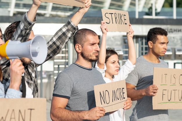 Photo gratuite les gens se sont rassemblés pour manifester