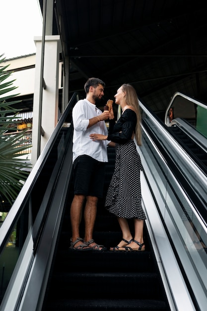 Photo gratuite des gens souriants avec de la crème glacée en entier