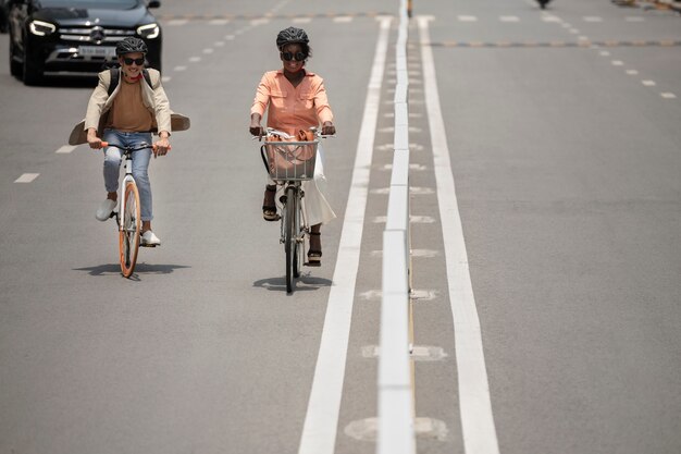 Des gens souriants vont travailler à vélo en plein coup