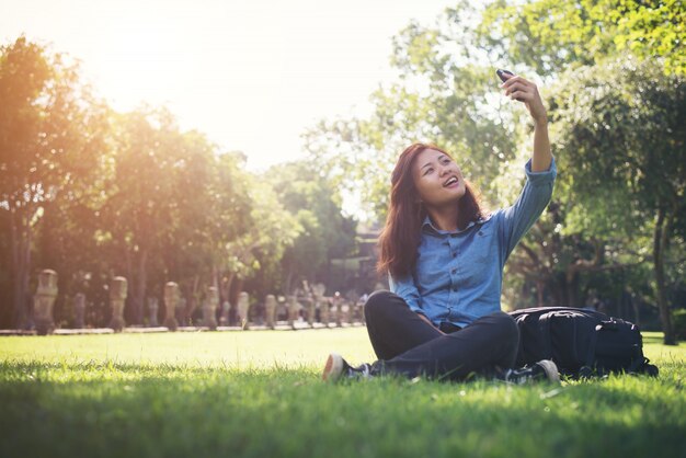 gens téléphone femmes fille en plein air