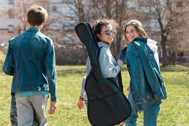 Gens de tir moyen avec guitare