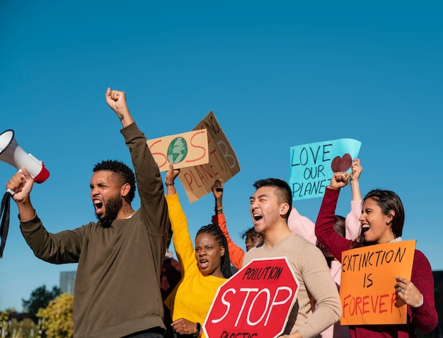 Photo gratuite gens de tir moyen à la protestation environnementale