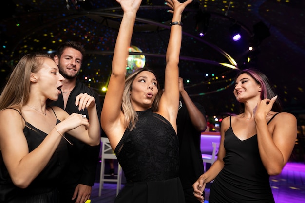 Les gens de la vie nocturne s'amusent dans les bars et les clubs
