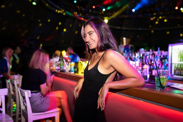 Les gens de la vie nocturne s'amusent dans les bars et les clubs