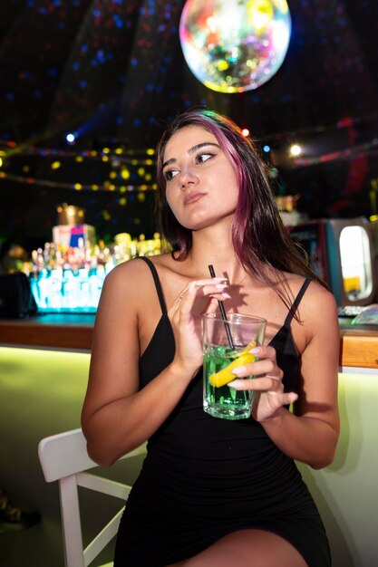 Les gens de la vie nocturne s'amusent dans les bars et les clubs