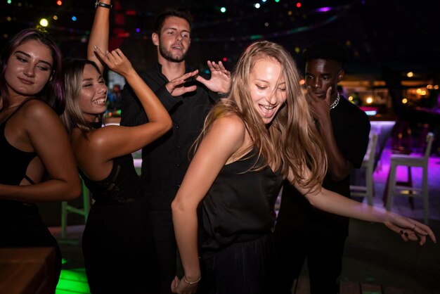 Les gens de la vie nocturne s'amusent dans les bars et les clubs