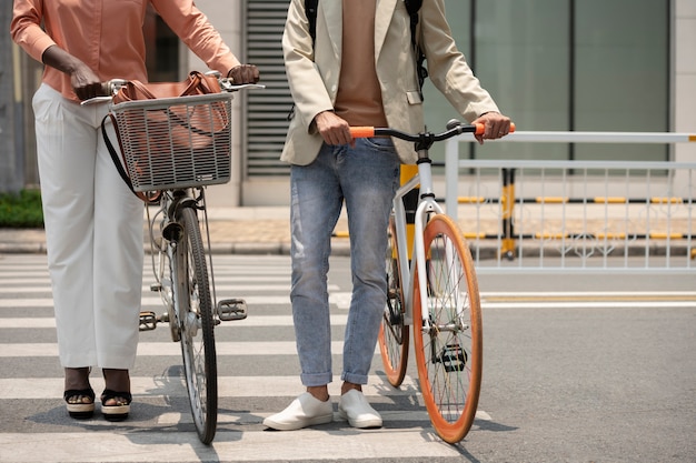 Les gens vont travailler sur la vue de face du vélo