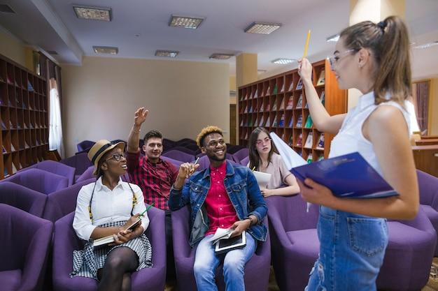 Les gens votent tout en partageant des idées