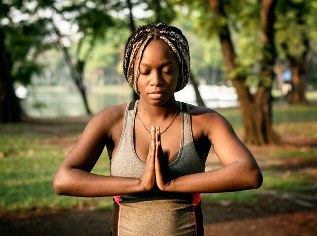 Gens yoga dans un parc