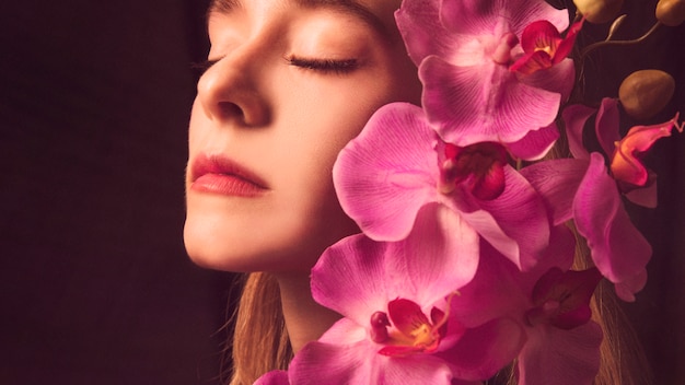 Gentil jeune femme à la fleur rose