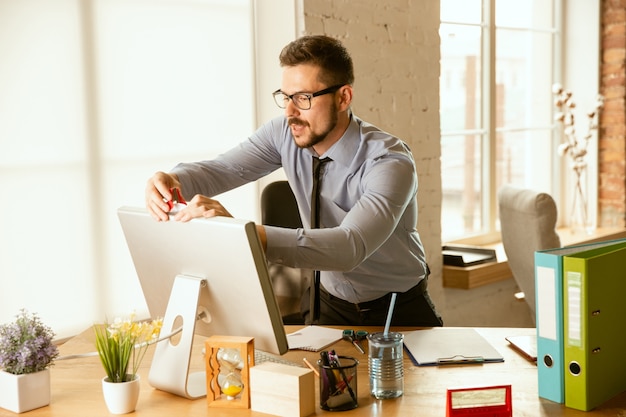 La gestion. Un jeune homme d'affaires se déplaçant au bureau