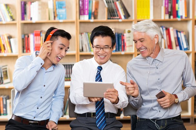 gestionnaire blanc bibliothèque appréciant sourire