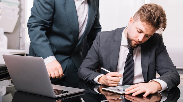 Gestionnaire de cultures et employé de bureau