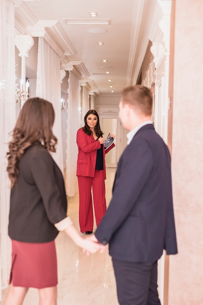 Photo gratuite gestionnaire d'événement et couple parlant