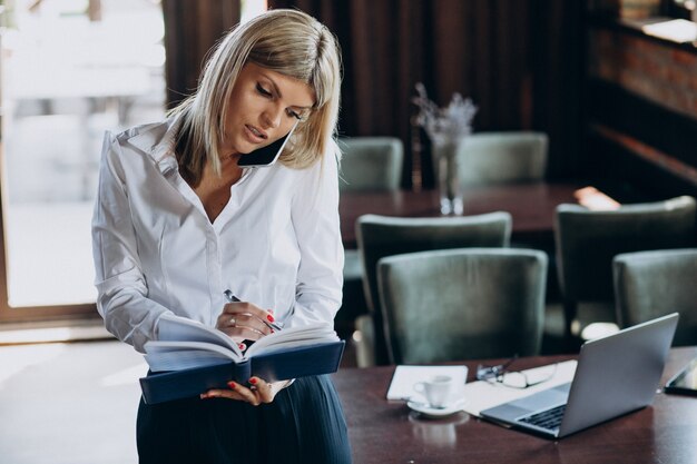 Gestionnaire féminin avec documents de dossier