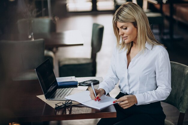 Gestionnaire féminin avec documents de dossier