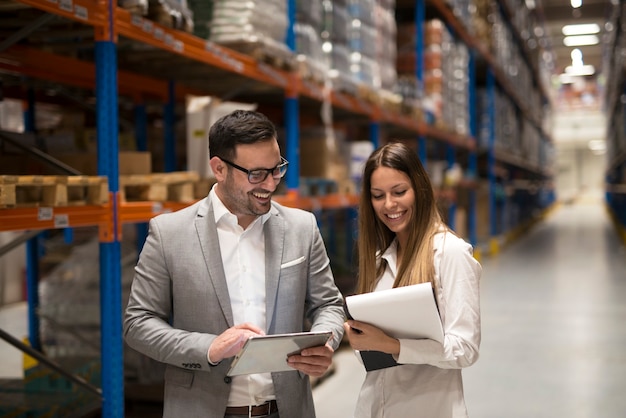 Les gestionnaires visitent le centre de stockage et discutent de la distribution et des objectifs pour l'année prochaine