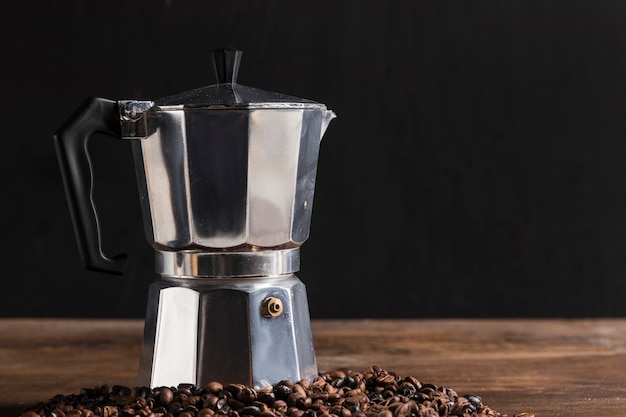 Photo gratuite geyser cafetière près de grains