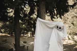 Photo gratuite ghost brandissant des armes dans le parc