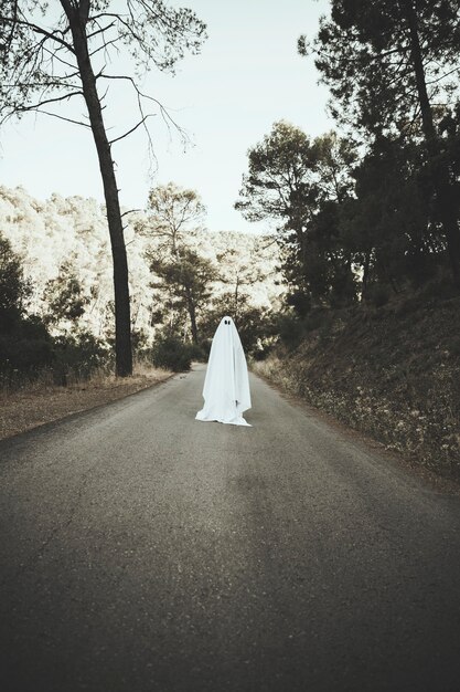 Ghost debout sur la route de la campagne