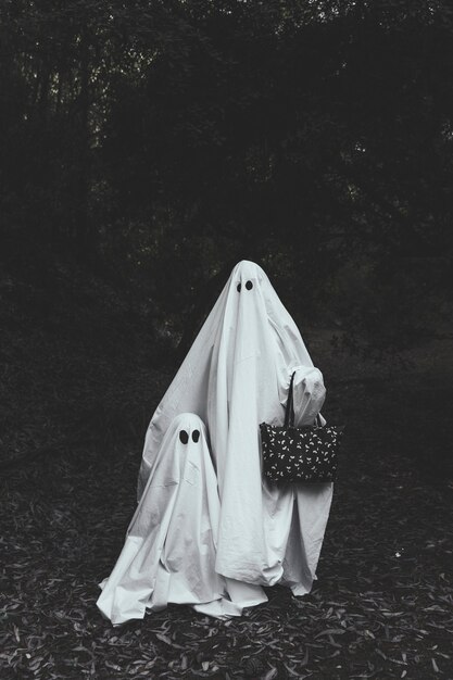 Ghost avec un enfant dans les bois