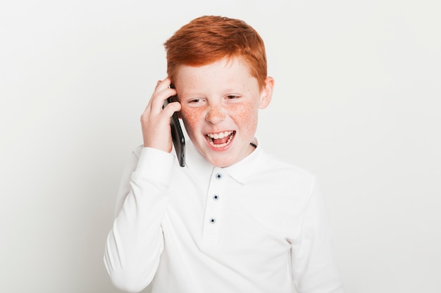 Ginger garçon faisant un appel téléphonique