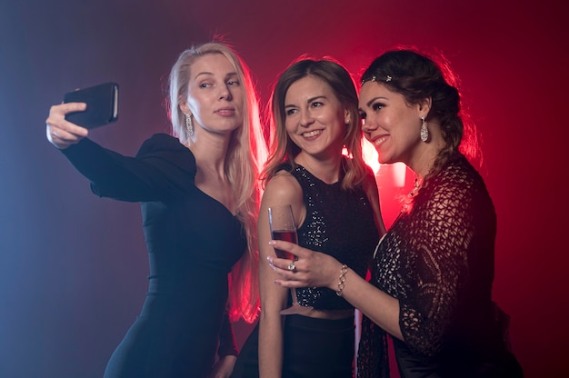 Girfriends à la fête prenant selfie