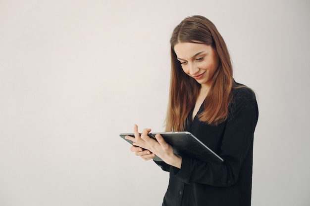 Girl, debout, blanc, mur, ordinateur portable