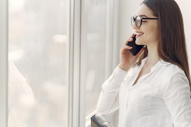 Girl, debout, bureau, téléphone