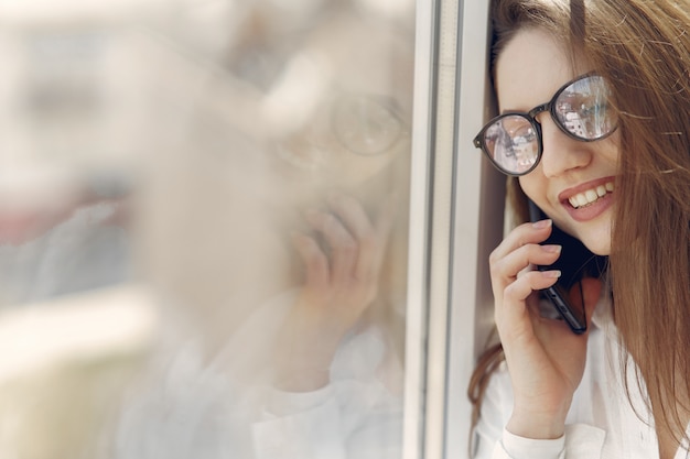 Girl, debout, bureau, téléphone