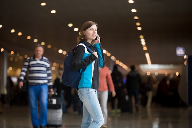 Girl faisant appel à l&#39;aéroport