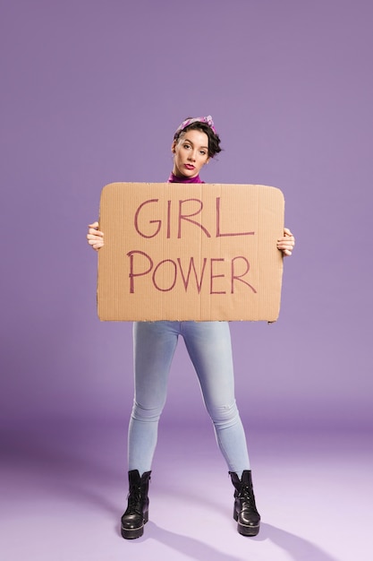 Photo gratuite girl power lettrage sur carton et femme debout