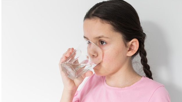 Girl, tenue, verre eau