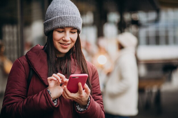 Girl, utilisation, téléphone, dehors, rue, réunion, amis