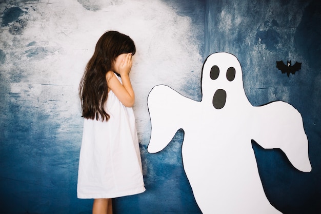 Photo gratuite girl with ghost halloween decoration