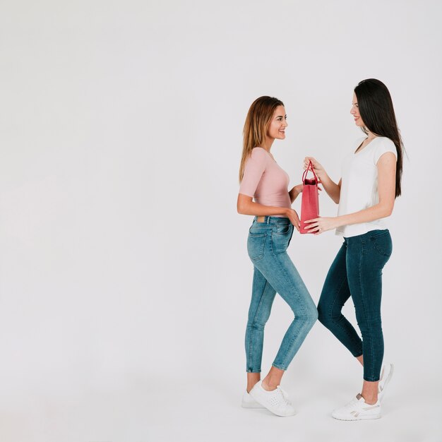 Girlfriends avec sac en papier