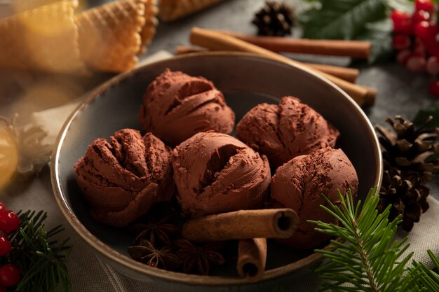 Glace au chocolat à angle élevé sur assiette